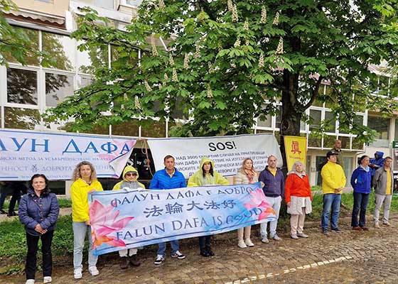 Image for article Sofya, Bulgaristan: Çin Büyükelçiliği Önünde Yapılan Barışçıl Protesto İle Birlikte 25 Nisan Başvurusunun 25. Yılı Kutlandı