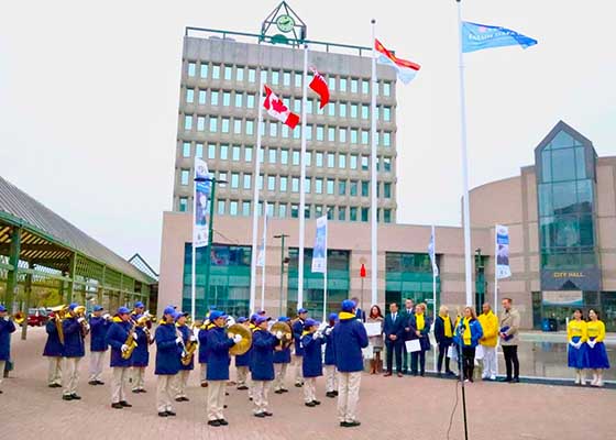 Image for article ​Barrie, Kanada: Dünya Falun Dafa Günü Onuruna Bayrak Kaldırma Töreni