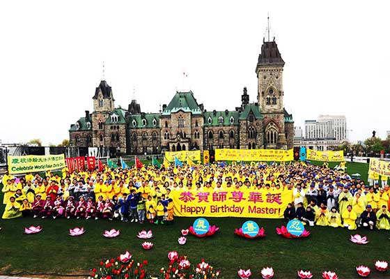 Image for article ​Kanada: Parlamento Üyeleri, Parlamento Tepesi’nde Dünya Falun Dafa Günü’nü Kutlayan Uygulayıcılara Katıldı