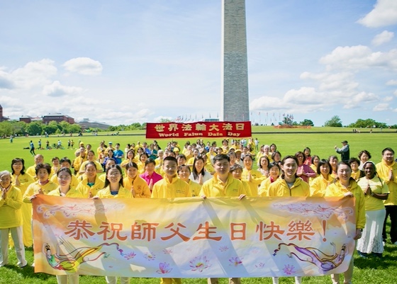 Image for article ​Washington DC, ABD: Ulusal Alışveriş Merkezinde Dünya Falun Dafa Günü Kutlaması Düzenlendi