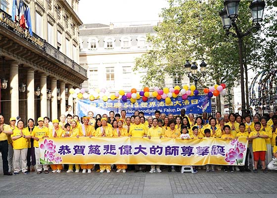 Image for article Fransa: Uygulayıcılar Dünya Falun Dafa Gününü Grup Egzersizleri ve Gerçeği Açıklama Faaliyetleriyle Kutladılar