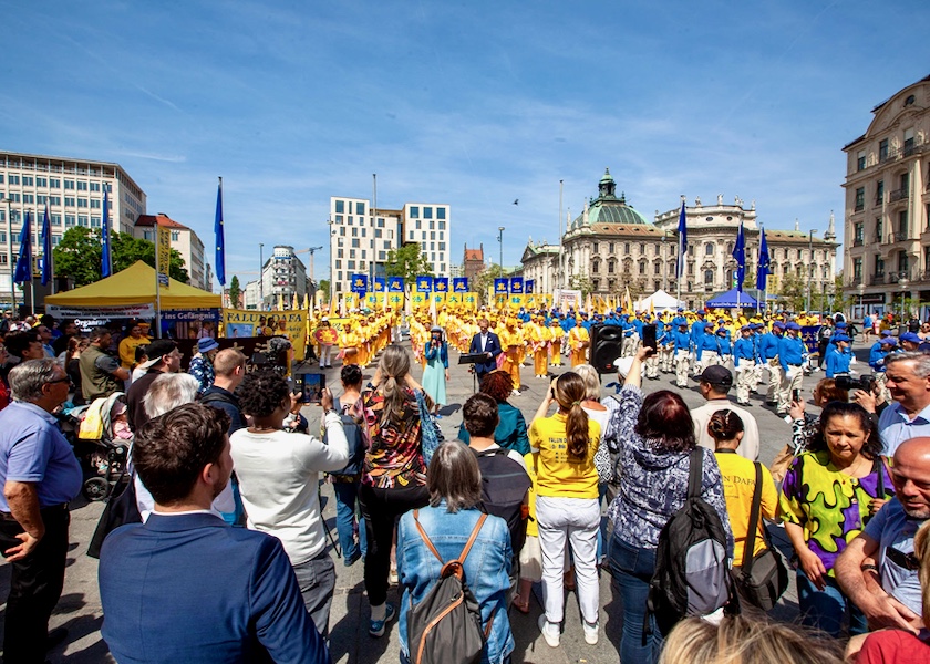 Image for article Münih, Almanya: Dünya Falun Dafa Günü Büyük Ölçekli Bir Miting ve Yürüyüşle Kutlandı