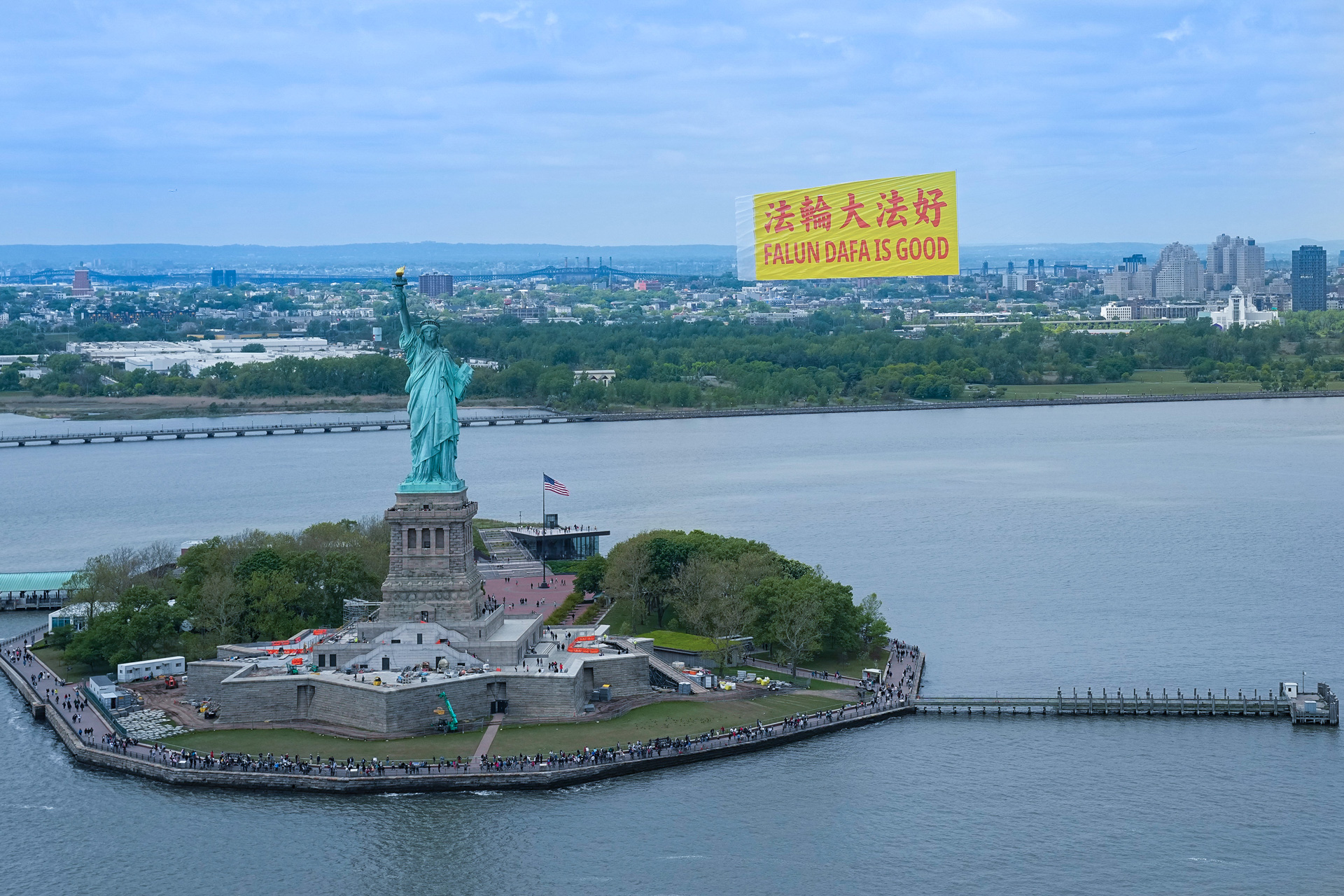 Image for article ​“Falun Dafa İyi” Pankartı Dünya Falun Dafa Günü'nde New York'un Üzerinde Dalgalandı