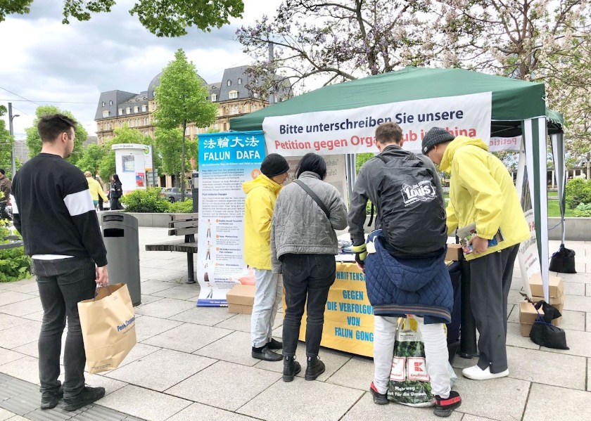 Image for article Almanya, Mannheim: 25 Nisan Pekin Çağrısını Anma Faaliyetleri Sırasında İnsanlar Falun Gong'u Destekledi