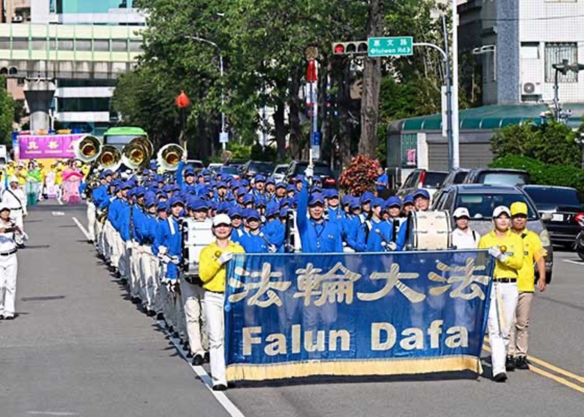 Image for article ​Taichung, Tayvan: İnsanlar Falun Gong Uygulayıcılarının 25 Nisan Temyizinin 25. Yıldönümünü Anma Geçit Törenine Hayran Kaldı ve Destekledi