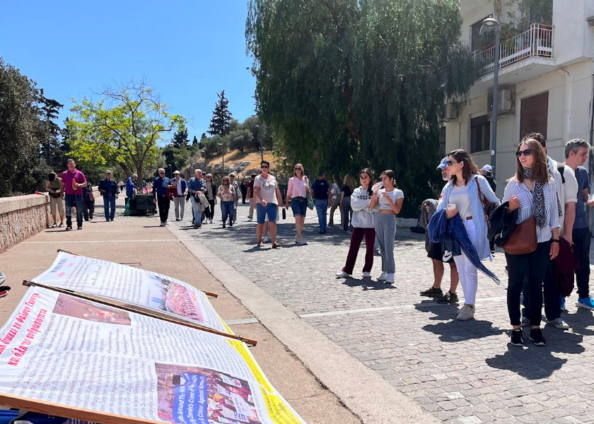 Image for article Yunanistan: İnsanlar Atina'daki Etkinlikler Sırasında Falun Dafa'ya Karşı Devam Eden Zulmü Kınadılar