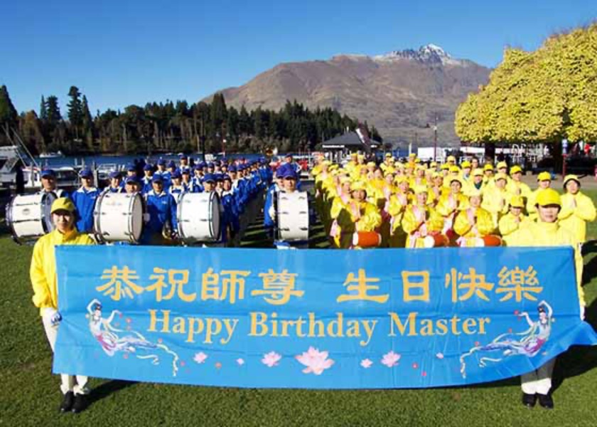 Image for article ​Queenstown, Yeni Zelanda: Dünya Falun Dafa Günü’nü Kutlama Etkinliğinde İnsanlar Falun Dafa'yı Övdüler