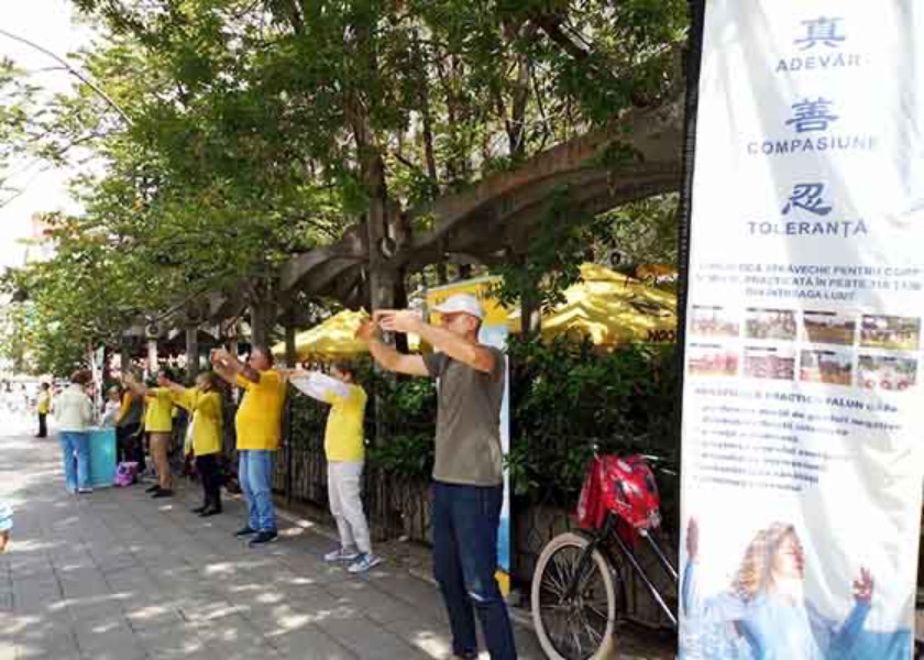 Image for article Romanya: Uygulayıcılar Falun Dafa'yı Tanıtmak İçin Bir Dizi Faaliyet Düzenledi