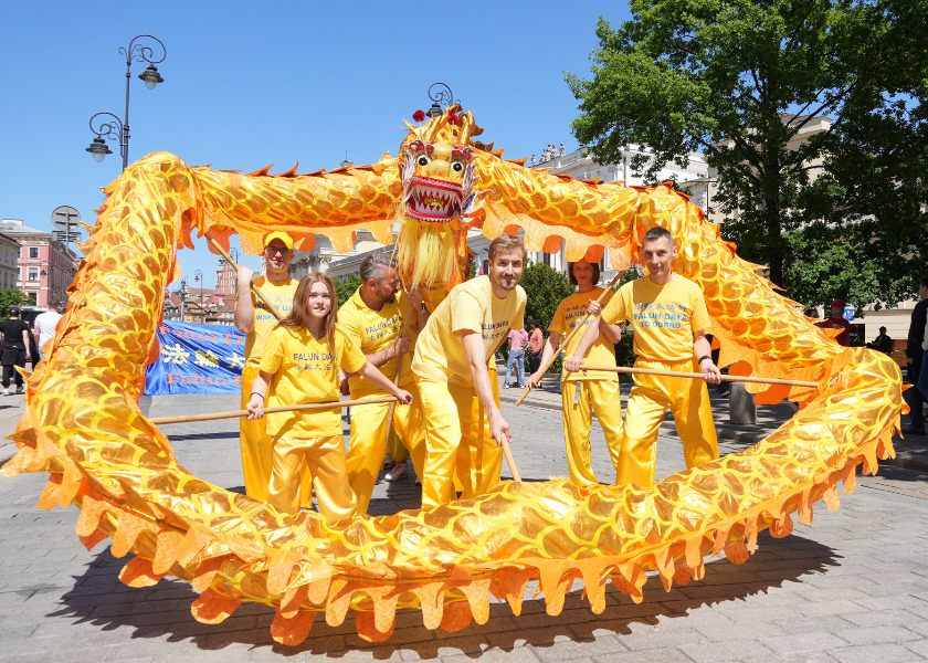 Image for article Varşova, Polonya: Falun Dafa Uygulaması ve Dünya Falun Dafa Günü Geçit Töreni İle Kutlandı