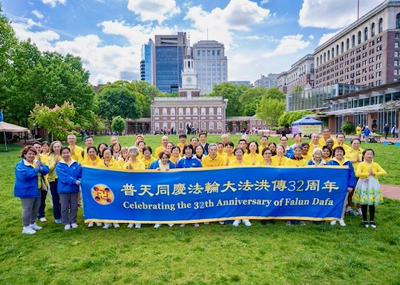 Image for article ​Pensilvanya, ABD: Philadelphia'daki Bağımsızlık Meydanı’nda Dünya Falun Dafa Günü Kutlamaları Düzenlendi