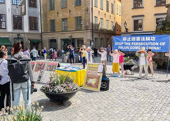 Image for article İsveç: Stockholm'ün Merkezindeki İnsanlara Falun Dafa'nın Tanıtımı Yapıldı