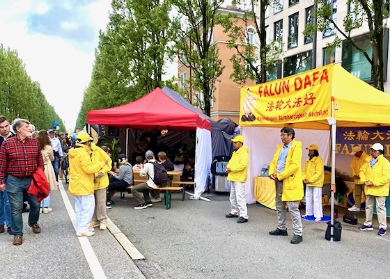 Image for article Münih, Almanya: İnsanlar Yaz Sokak Festivali Sırasında Falun Dafa'yı Öğrendi