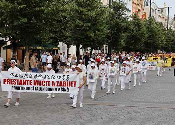 Image for article Çek Cumhuriyeti: Prag'daki Miting ve Yürüyüş İle Falun Dafa'nın Tanıtımı Yapıldı ve Zulme Karşı Farkındalık Arttırıldı