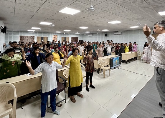 Image for article ​Surat, Hindistan: Veer Narmad Güney Gujrat Üniversitesi'nde Falun Dafa Tanıtımı