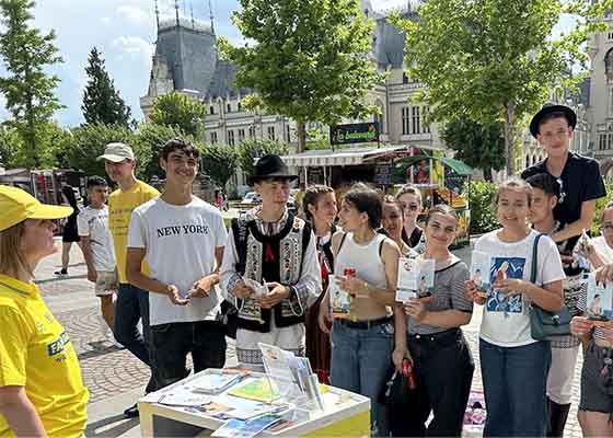 Image for article Romanya: Falun Dafa Uygulayıcılarının Zulmü Sonlandırma Çabalarını İnsanlar Destekledi