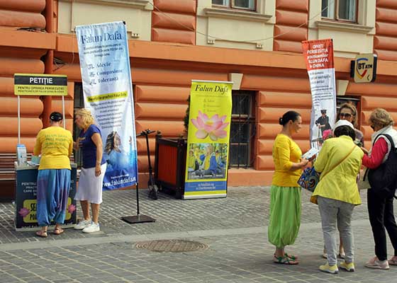 Image for article Brașov, Romanya: Bir Falun Dafa Etkinliğinde Yoldan Geçen Bir Kişi 