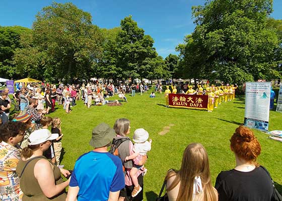 Image for article İskoçya: İnsanlar Edinburgh Meadows Festivalinde Falun Dafa'yı Öğrendi