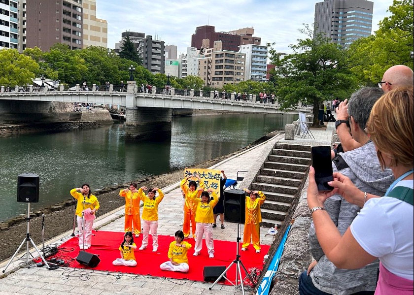 Image for article ​Falun Gong, Hiroşima'daki Sahil Konserinde İyi Karşılandı