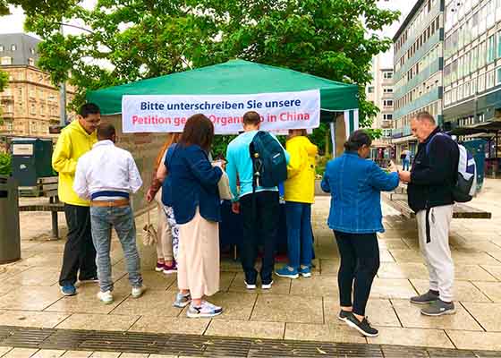 Image for article Almanya: Mannheim'da Yapılan Etkinlik Sırasında İnsanlar Falun Dafa'yı Destekledi