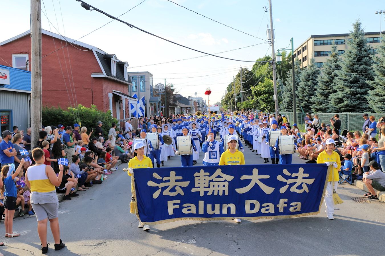 Image for article ​Kanada: Seyirciler, Quebec Ulusal Tatil Geçit Töreninde Falun Dafa Grubunun Performansını Beğendi