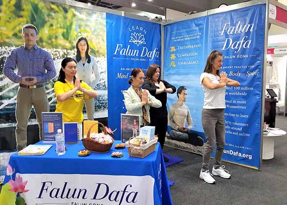 Image for article ​“İnanılmaz Derecede Harika!” Batı Avustralyalılar Perth'teki Fuarda Falun Gong'u Öğrendiler