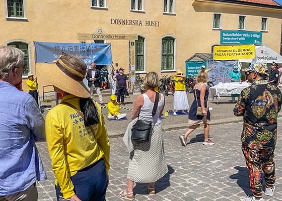 Image for article ​Visby, İsveç: Falun Gong Uygulayıcıları Siyasi Forum Haftasında Farkındalığı Artırdı ve Destek Aldı