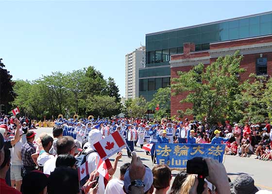 Image for article ​Mississauga, Kanada: Kanada Günü Geçit Töreninde Etkileyici Falun Dafa Alayı