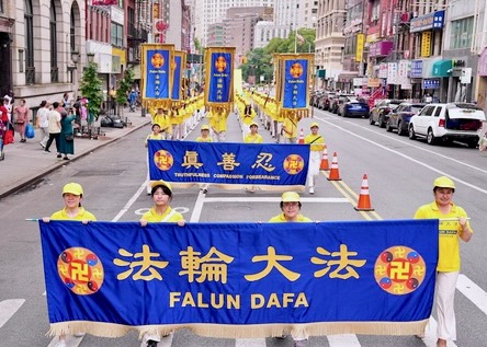 Image for article ​Manhattan, New York: Düzenlenen Büyük Yürüyüşle, Çin'de Falun Gong'a Yapılan Zulmün Sona Erdirilmesi Çağrısında Bulunuldu