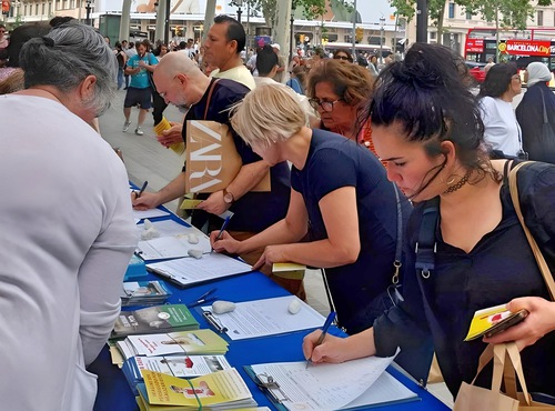 Image for article Barselona, ​​İspanya: Turistler Falun Dafa Zulmünün Sonlandırılması İçin Dilekçe İmzaladı