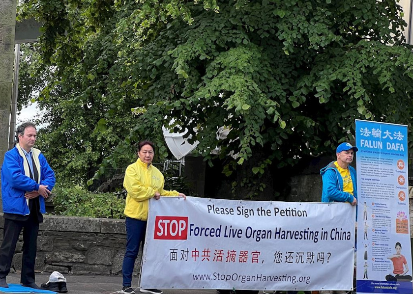 Image for article İskoçya: Çin Konsolosluğu Önündeki Protesto, Falun Gong Zulmünün Sonlandırılması Çağrısında Bulundu