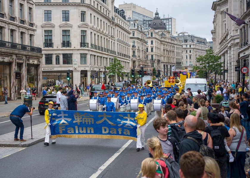 Image for article İngiltere: Falun Gong Uygulayıcıları Yürüyüş ve Miting Düzenledi ve Başbakanlık Ofisine Dilekçe Verdiler