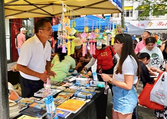 Image for article ​Boston: Yerel Halk ve Turistler Çin Mahallesi Sonbahar Ortası Festivali'nde Falun Dafa'yı Buldukları İçin Mutlu