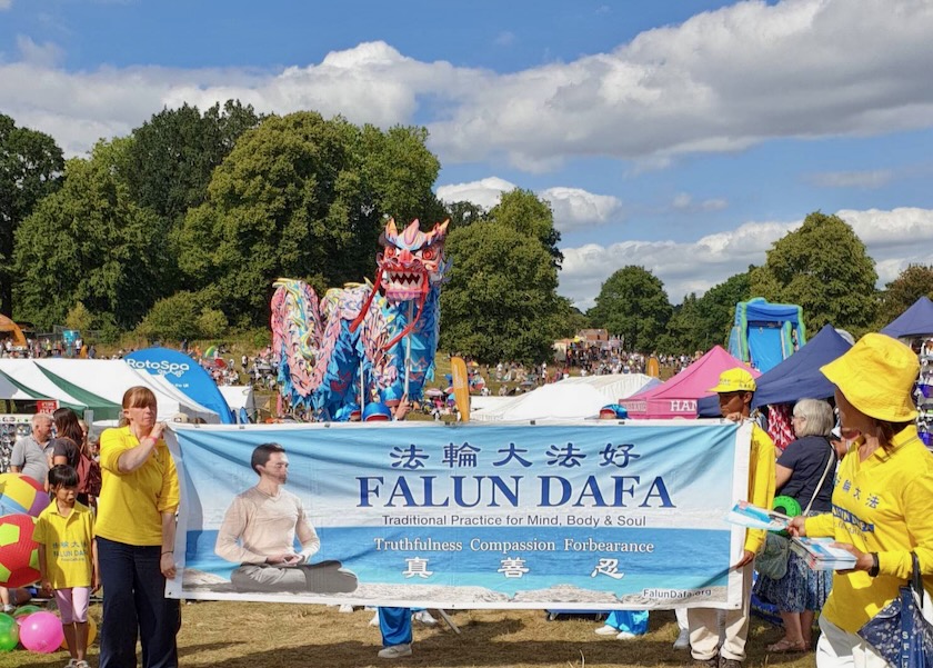 Image for article İngiltere: Uluslararası Balon Festivali Katılımcıları Doğruluk-Merhamet-Hoşgörüye Değer Verdiklerini Gösterdiler