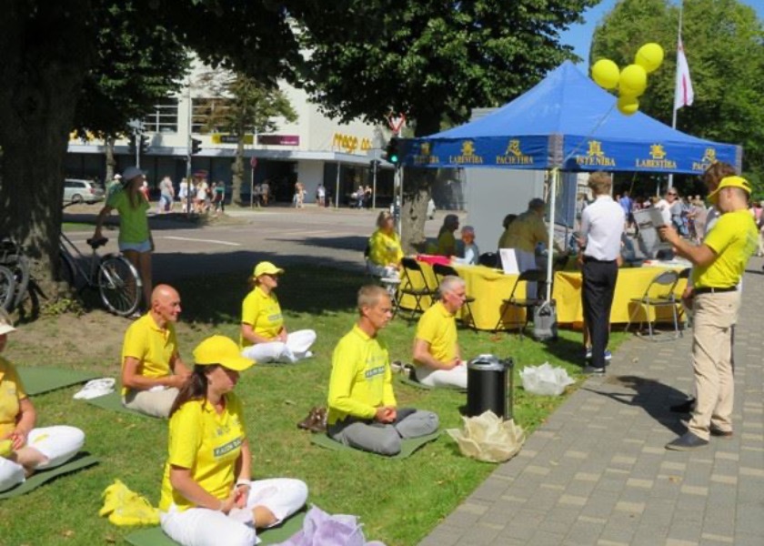 Image for article Letonya: Ventspils Şehir Festivali Sırasında İnsanlar Falun Dafa Hakkında Bilgi Edindiler