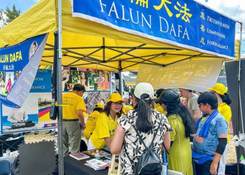 Image for article ​Massachusetts, ABD: Burlington Kutlama Etkinliğinde Falun Gong Tanıtımı