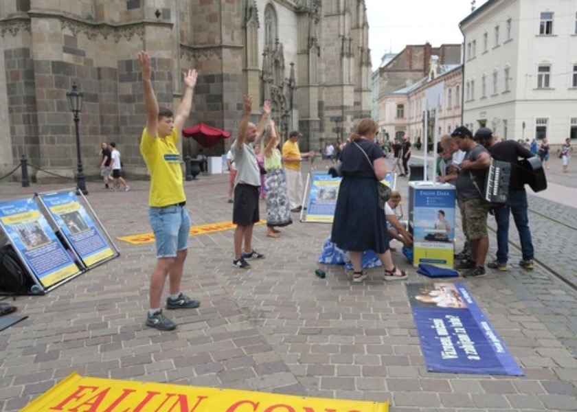 Image for article Slovakya: Falun Dafa'yı Tanıtıldı ve Altı Şehirde Zulüm Konusunda Farkındalık Arttırıldı