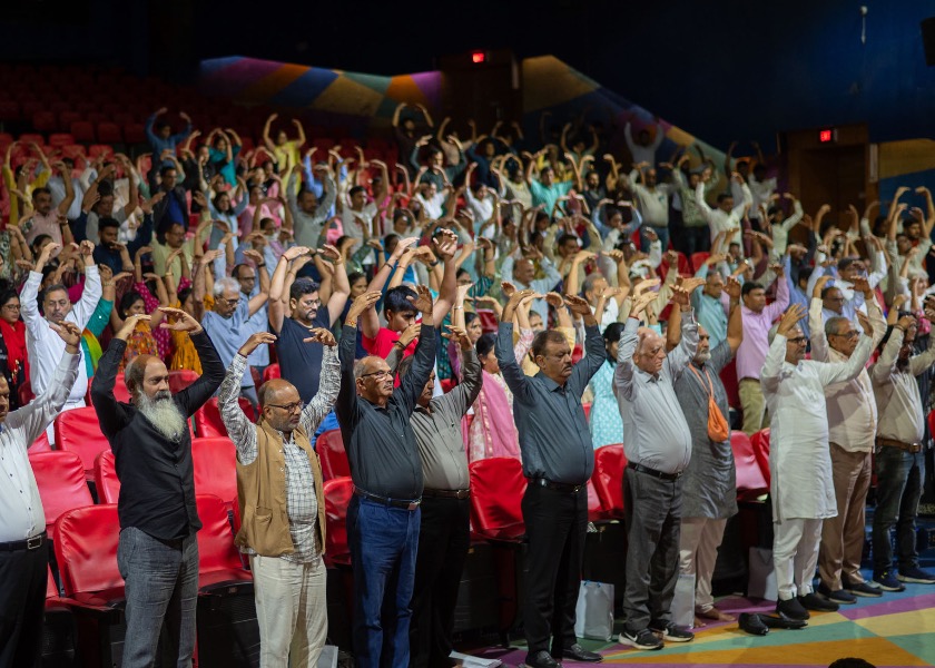 Image for article Hindistan, Surat : 400 Kişi Falun Dafa Sempozyumuna Katıldı, Toplum Liderleri Uygulayıcılara Destek Verdi