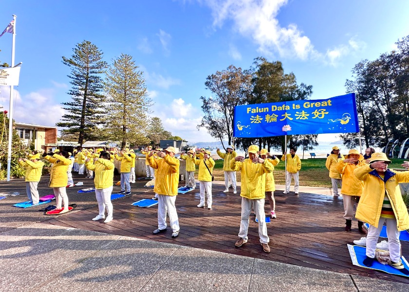 Image for article ​Sidney, Avustralya: City2Surf Yarışına Katılanlar Falun Dafa Hakkında Bilgi Edindi