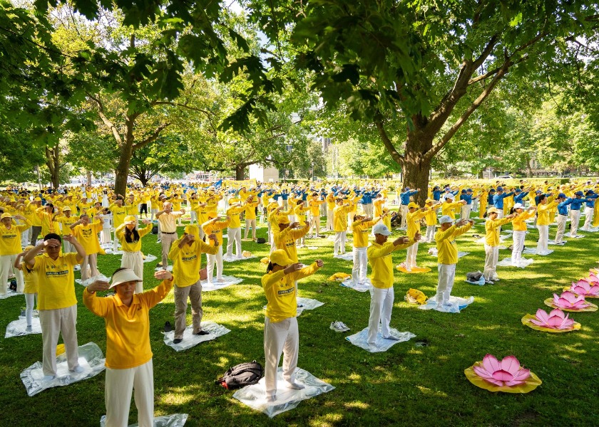 Image for article Toronto, Kanada: Uygulayıcılar Zulmün Protesto Edilişinin 25. Yıldönümünü Vurgulamak İçin Etkinlikler Düzenlediler