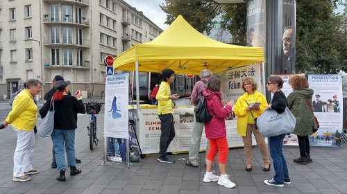 Image for article Fransa: İnsanlar Falun Dafa'ya Yapılan Zulmü Kınadı ve Buna Son Verilmesi Çağrısında Bulunan Dilekçeleri İmzaladı