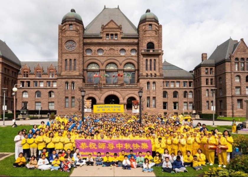 Image for article Kanada, Toronto : Falun Dafa Uygulayıcıları Shifu Li'ye Minnettarlar ve Ona Mutlu Bir Sonbahar Ortası Festivali Diliyorlar