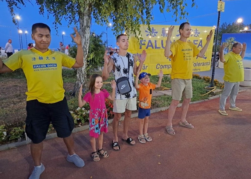 Image for article Romanya: Altı Şehirdeki Etkinlikler Sırasında İnsanlar Falun Dafa'yı Övdü