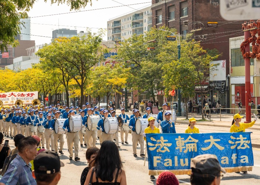 Image for article Kanada: Toronto'daki Yürüyüş Sırasında İnsanlar Falun Dafa’ya Yapılan Zulmü Kınadı