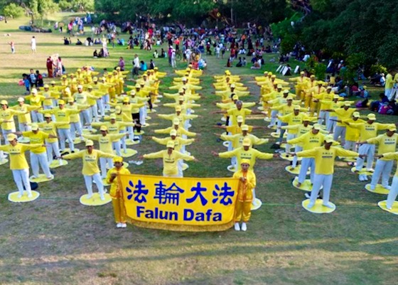 Image for article ​Endonezya: Meditasyon ve Bel Davulları Falun Dafa'nın Güzelliğini Bali'ye Götürdü