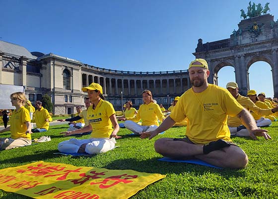 Image for article Uygulayıcılar Belçika'daki Etkinlik Sırasında Falun Dafa'nın Hayatlarını Nasıl İyileştirdiğini Anlattı