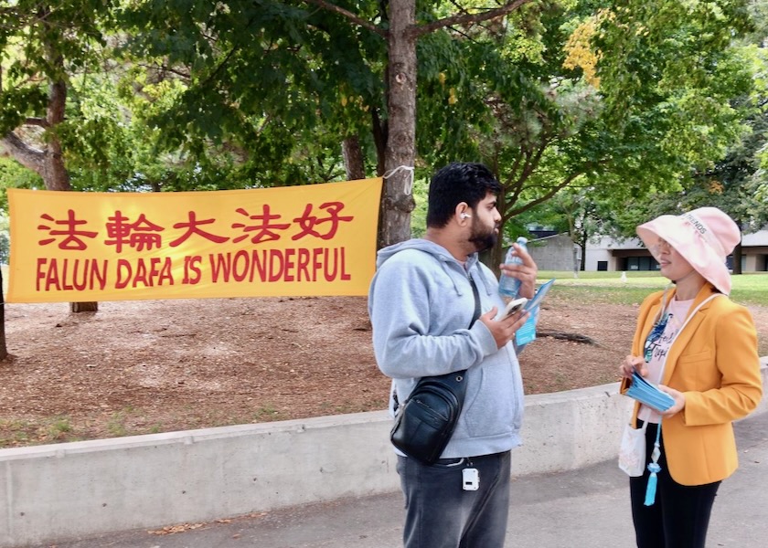 Image for article ​Toronto, Kanada: İnsanlar Harbour Square Park'ta Falun Gong ve Yaşanan Zulüm Hakkında Bilgi Ediniyor