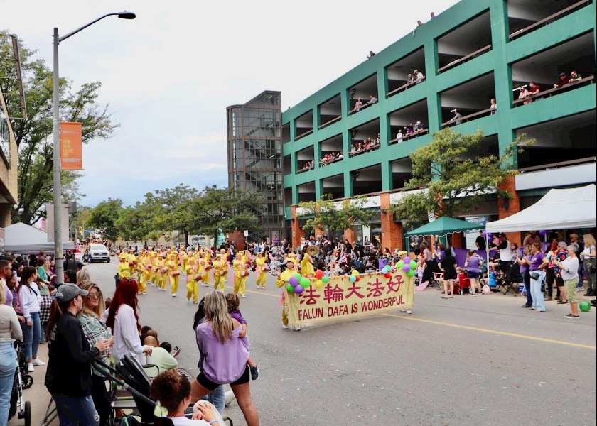 Image for article ​Kanada: Falun Dafa, Niagara Üzüm ve Şarap Festivali Geçit Töreni’nde Sıcak Karşılandı