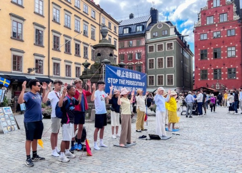 Image for article İsveç: Stockholm'deki Nobel Ödülü Müzesi Yakınlarında Falun Dafa Hakkında Farkındalık Yaratmak