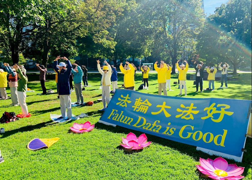 Image for article ​Toronto, Kanada: Queen’s Park’taki Falun Dafa Egzersizleri, Ziyaretçileri Uygulama Hakkında Bilgi Edinmeye Çekiyor