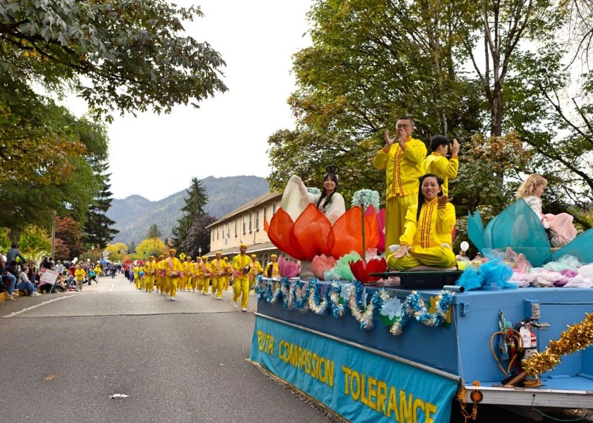 Image for article ​Seattle, ABD: Falun Dafa, Somon Günleri Festival Geçit Töreni’nde İyi Karşılandı